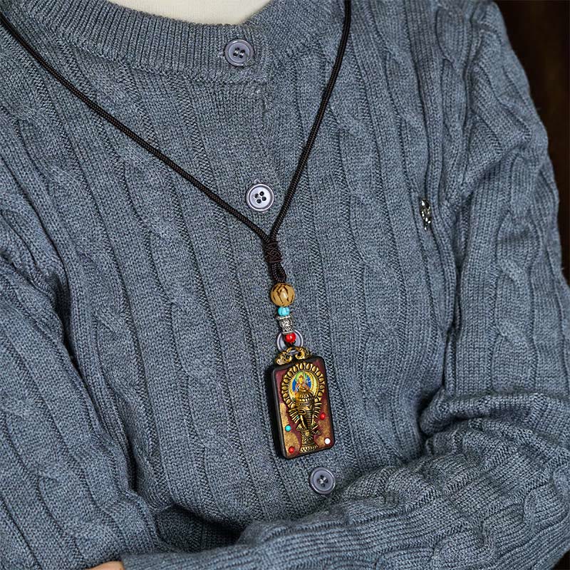 Schwarze Tibetische Kette Ebenholz mit Ganesha Anhänger um Hals getragen