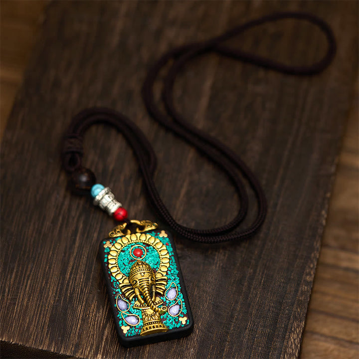 Tibetische Türkis Ganesha Anhänger Kette schwarzes Band auf Holz