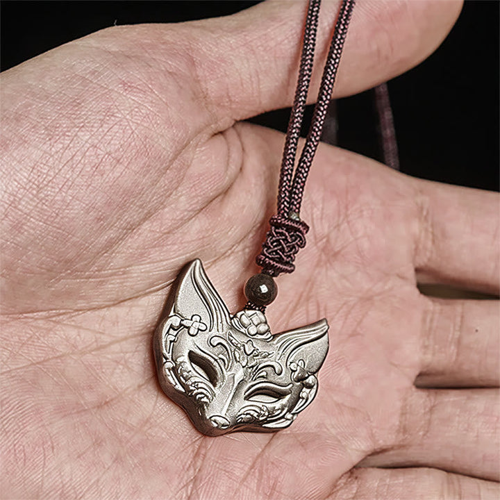 Fuchs-Relief Kette Anhänger Metall silber am Hals mit Schutz Symbolik getragen