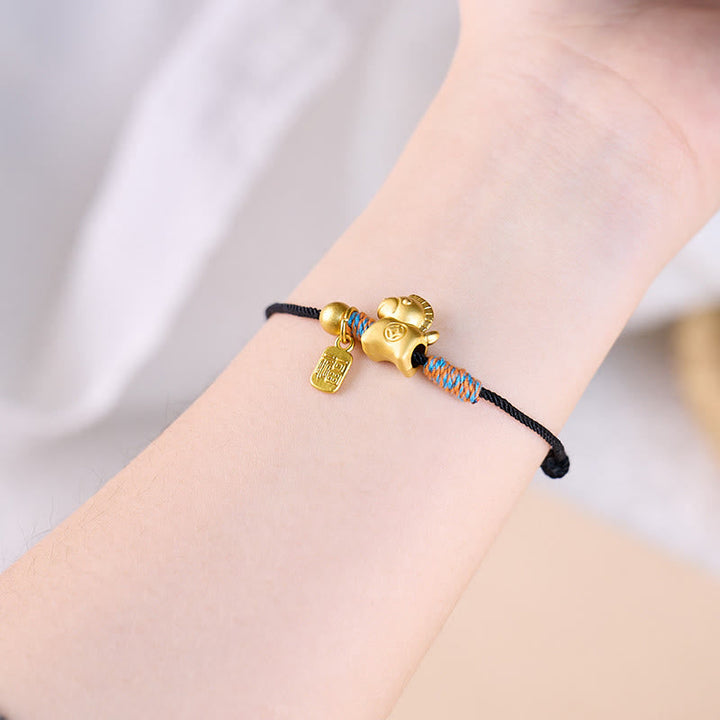 Armband Fu-Zeichen – Glück Stärke goldener Anhänger geflochten am Handgelenk getragen