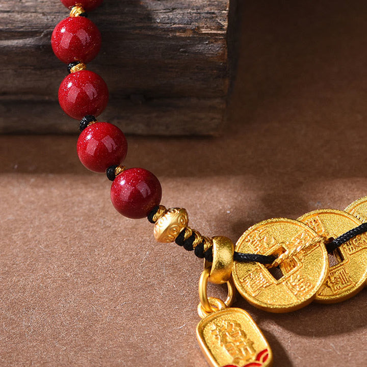 Armband Amethyst Zinnober Balance Glück rote Perlen goldene Münzen Detailansicht