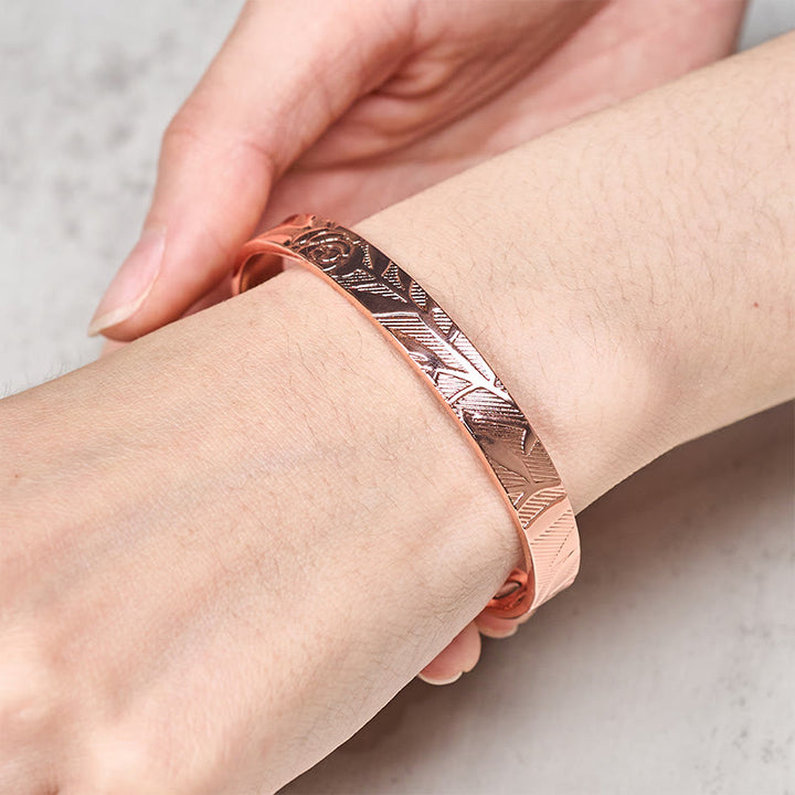 Armband Kupfer Rosenmuster Balance Glück am Handgelenk getragen elegant