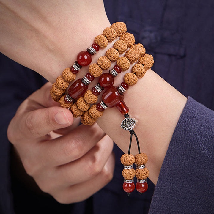 Armband Bodhi-Samen Dzi-Perle – Glück getragen am Handgelenk mit roten Achatperlen