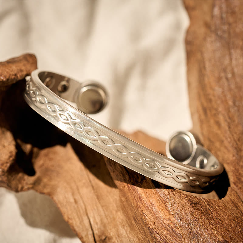 Armband Kupfer Glück Balance Segen mit Magneten auf Holz dekoriert
