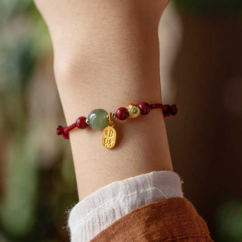Armband Weiße Jade Cyan Jade Glück Wohlstand am Handgelenk getragen mit goldenem Anhänger
