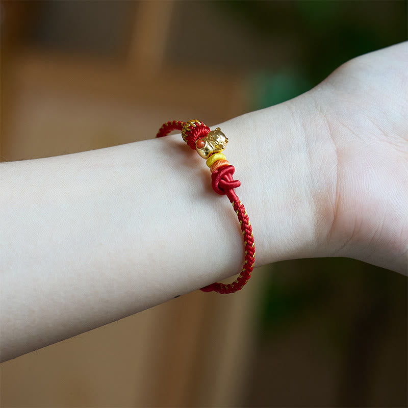 Armband Kupfer Katze Glück rotes geflochtenes Band am Handgelenk getragen
