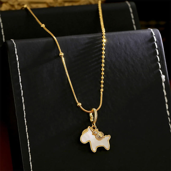 Goldene Halskette mit weißem Pferd Glückmünze Anhänger elegant