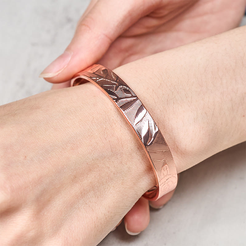 Armband Kupfer Rosenmuster Balance Glück am Handgelenk getragen