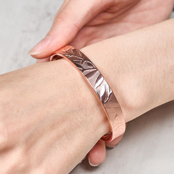 Armband Kupfer Rosenmuster Balance Glück am Handgelenk getragen