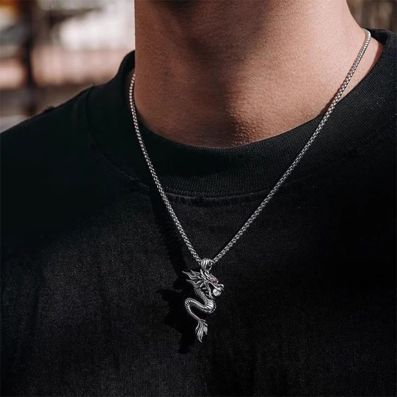 Drachen Anhänger Silber an Halskette getragen Glücksbringer Schmuck