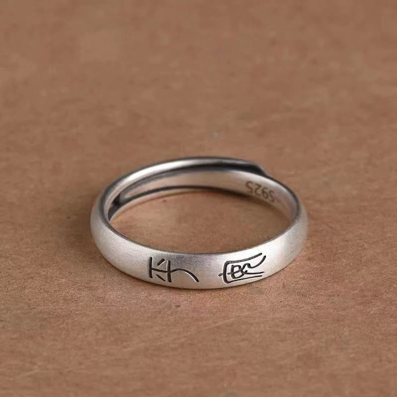 Kupfer Ring mit Frieden Freude Symbolen getragen minimalistisches Design Glück Wohlstand Fingerring