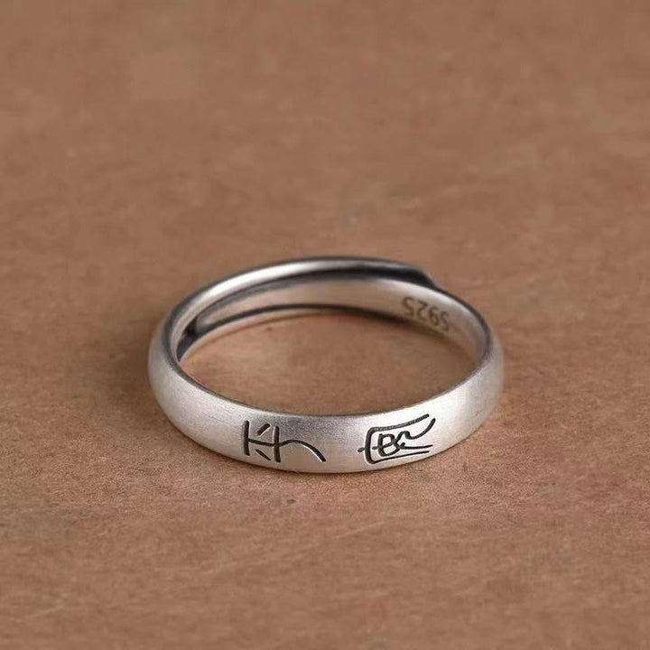 Kupfer Ring mit Frieden Freude Symbolen getragen minimalistisches Design Glück Wohlstand Fingerring