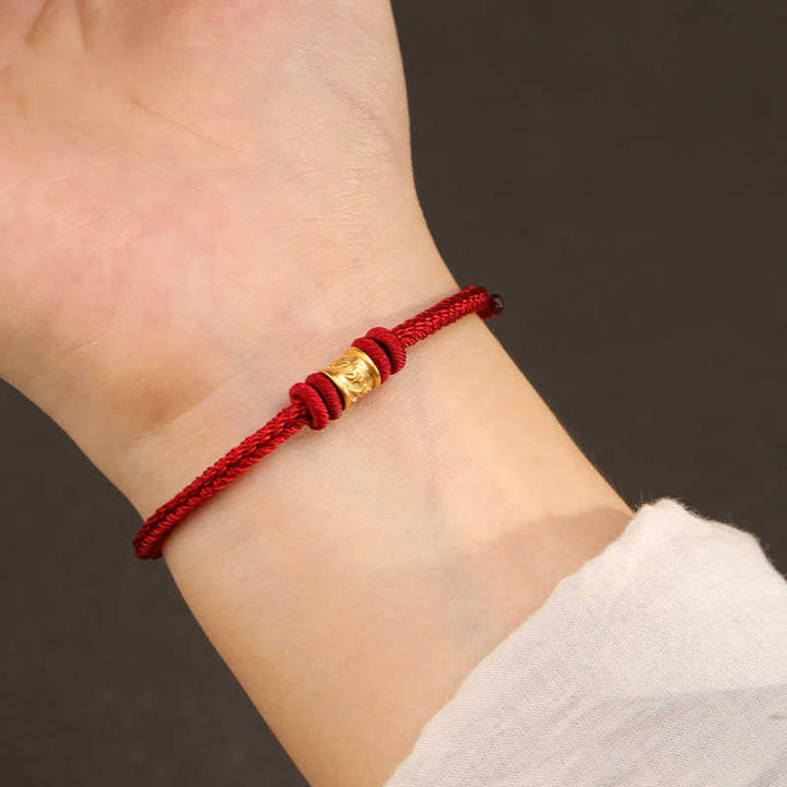 Armband Om Mani Padme Hum Schutz Glück Balance rote Kordel Handgelenk getragen