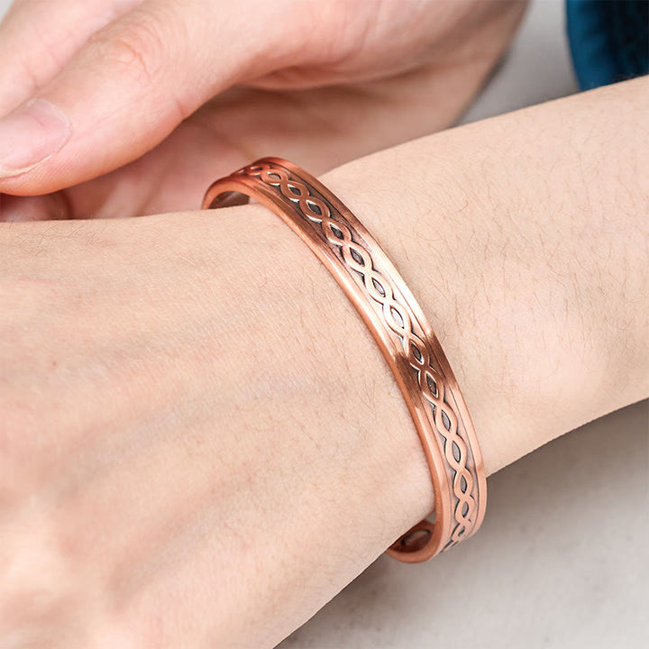 Armband Kupfer Glück Balance Segen keltisches Muster am Handgelenk getragen
