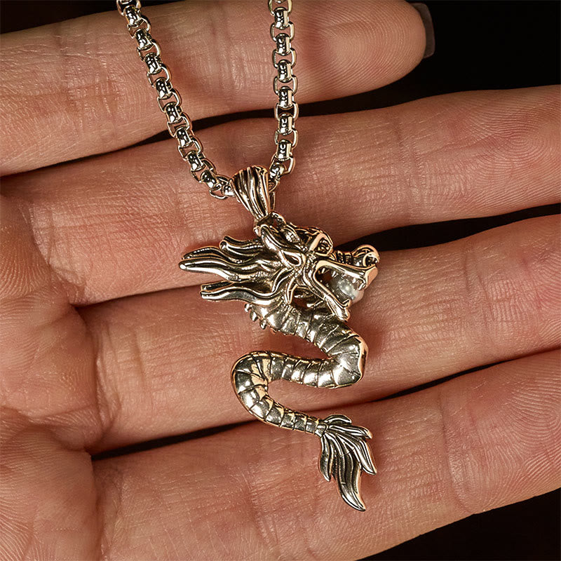 Drachen Anhänger Kupfer Glück silberne Kette in Hand Nahaufnahme
