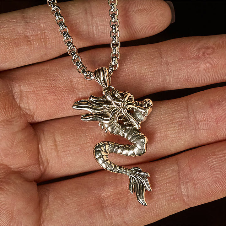 Drachen Anhänger Kupfer Glück silberne Kette in Hand Nahaufnahme