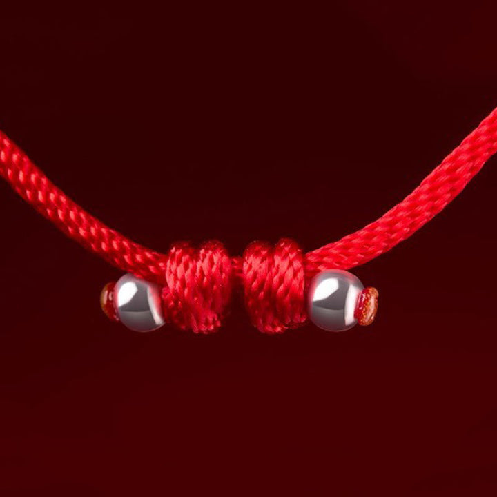 Armband Pferd Sterlingsilber rote Schnur Glück Schutz Detailansicht Silberperlen Knoten