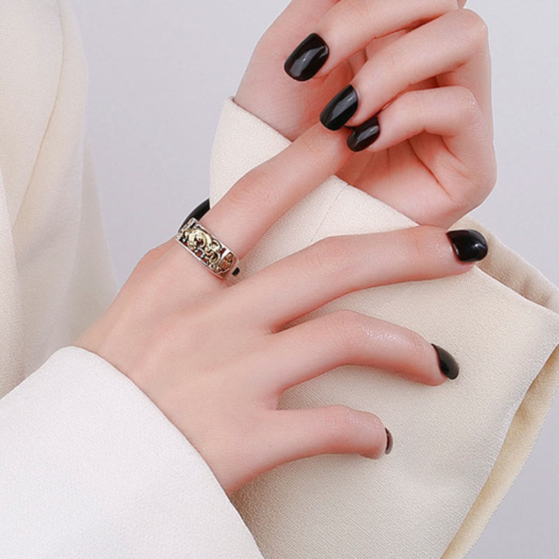 Pixiu Ring 925 Silber golden auf Hand getragen Fengshui Glück