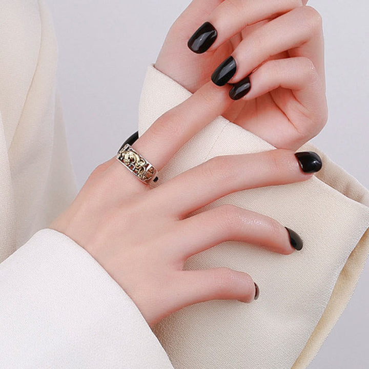 Pixiu Ring 925 Silber golden auf Hand getragen Fengshui Glück
