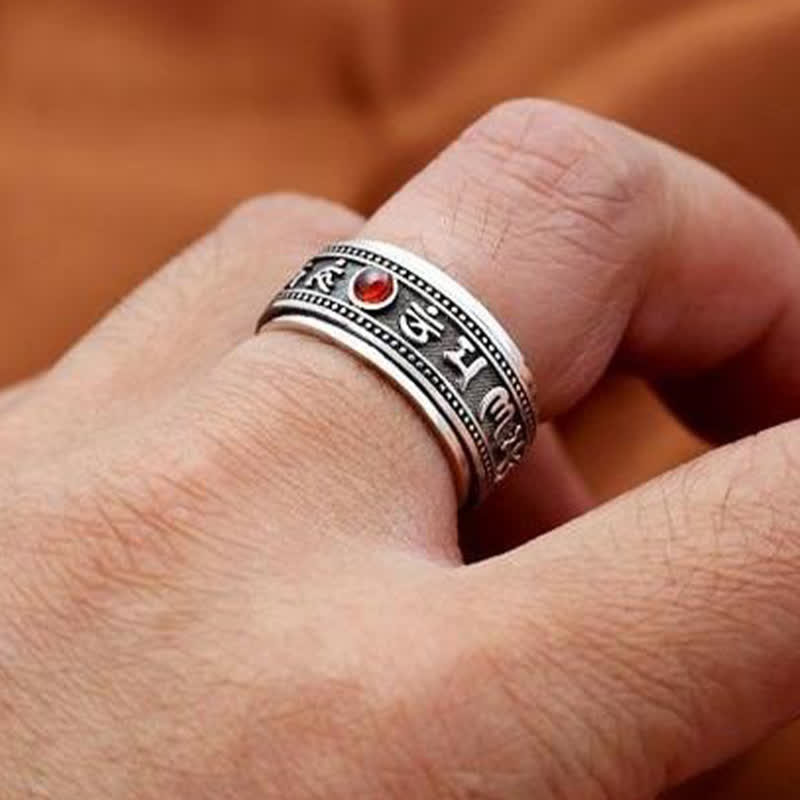 Om Mani Padme Hum Granat Ring Silber getragen Frieden Schutz
