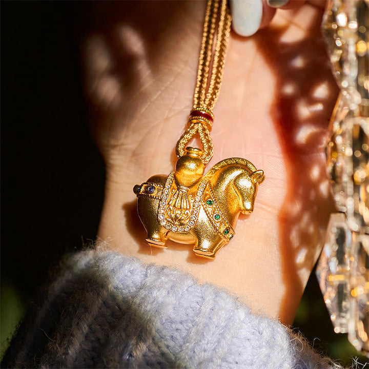 Vergoldetes Messing Pferdeanhänger Kette am Hals getragen goldener Schmuck