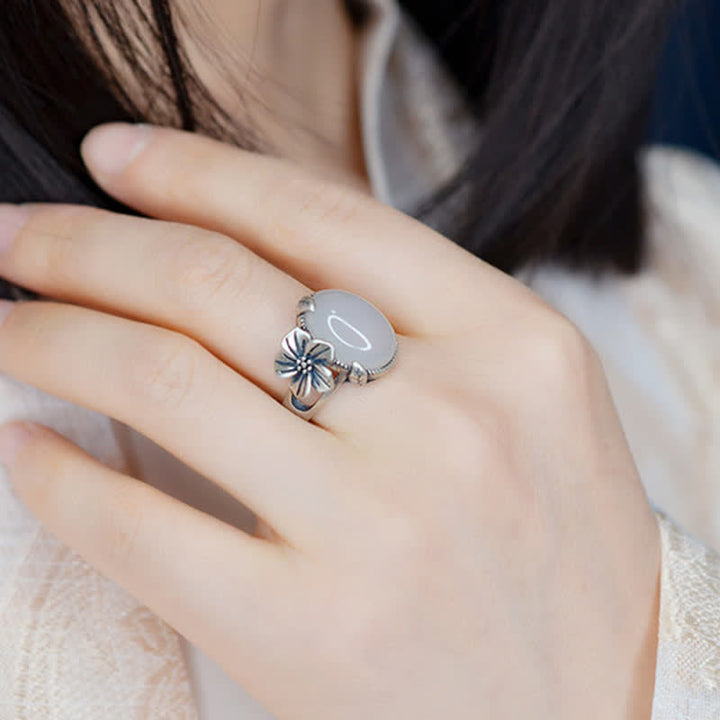 Chalcedon Ring Pflaumenblüte Harmonie Positivität getragen eleganter Schmuck
