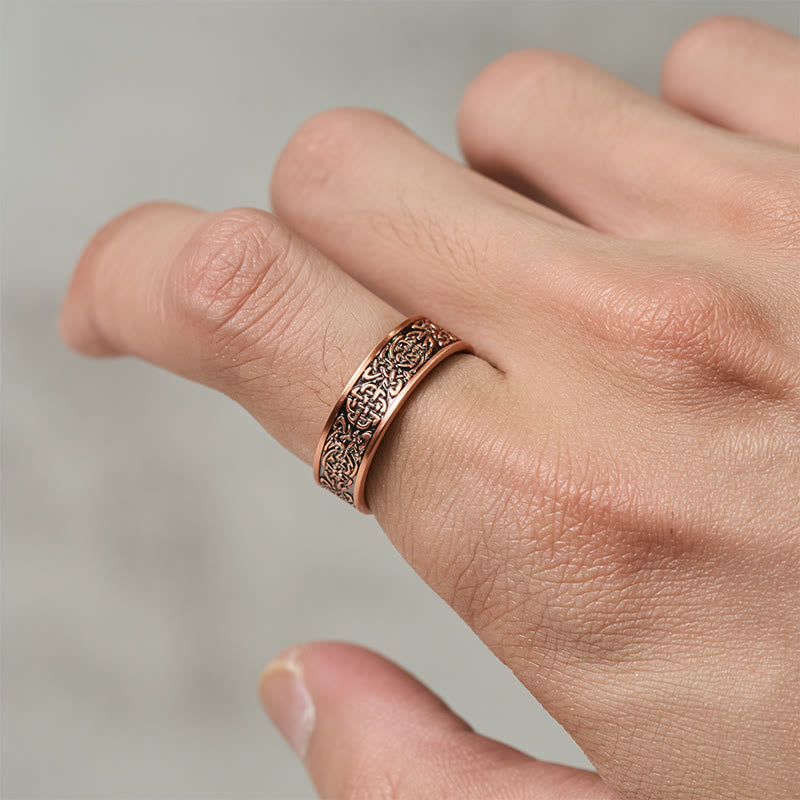 Kupfer Ring mit feinem Linienmuster Glück Schutz an der Hand getragen