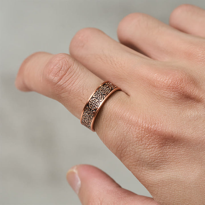 Kupfer Ring mit feinem Linienmuster Glück Schutz an der Hand getragen