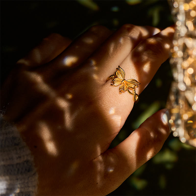Vergoldeter Schmetterling Ring aus Messing Liebe getragen auf Hand