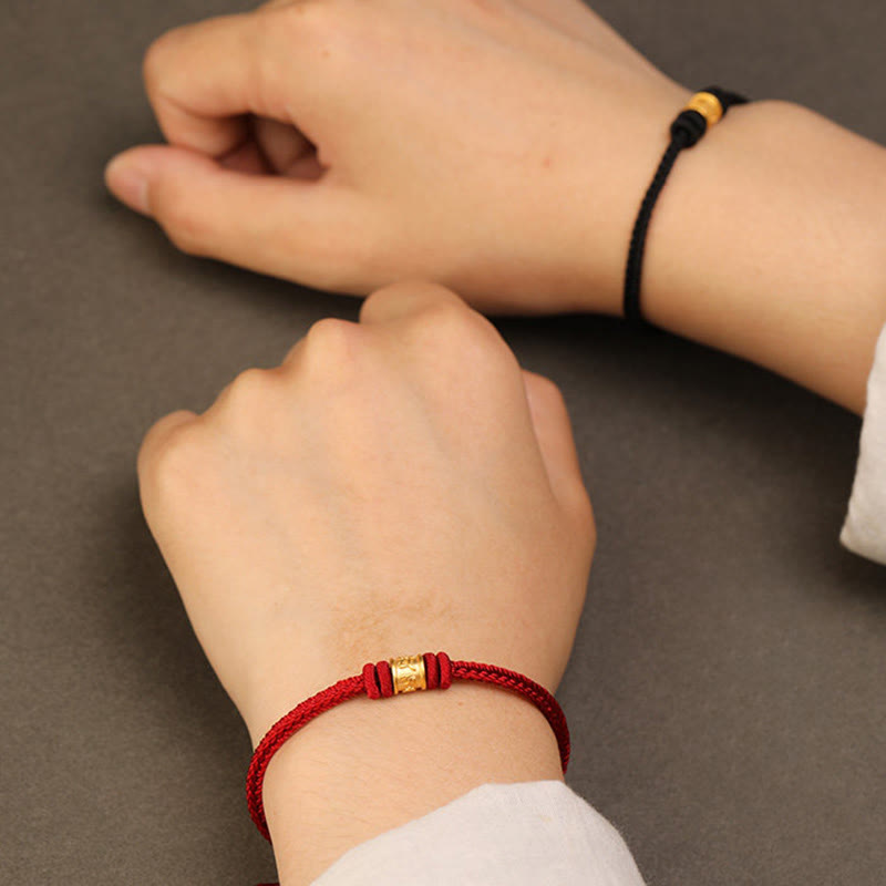 Armband Om Mani Padme Hum getragen am Handgelenk Schutz Glück Balance