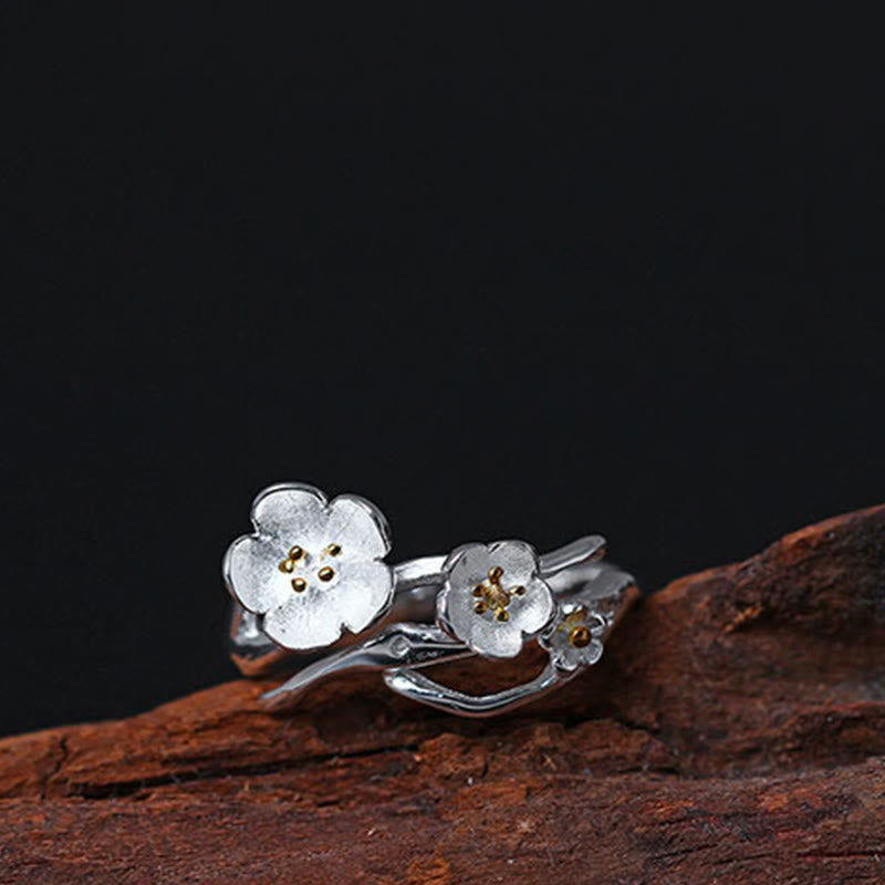 Ring 925 Silber Pflaumenblüte – Balance eleganter Blütenring auf Holz