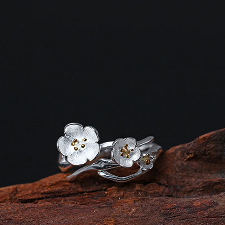 Ring 925 Silber Pflaumenblüte – Balance eleganter Blütenring auf Holz
