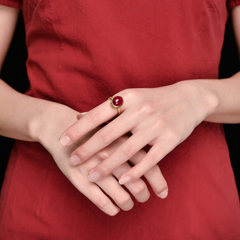Ring 925 Silber Roter Korund Mut getragen elegant Fingerring