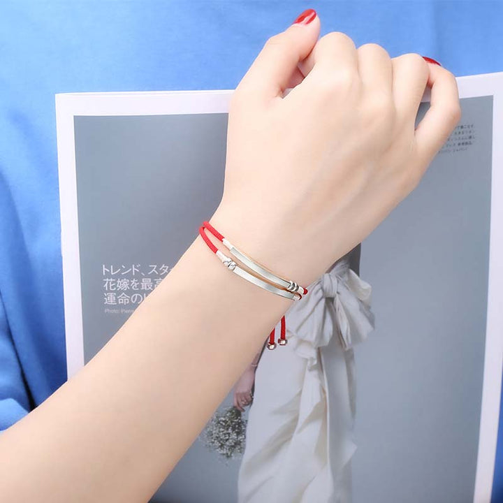 Armband Sterlingsilber Rote Schnur am Handgelenk getragen elegantes Schmuckstück