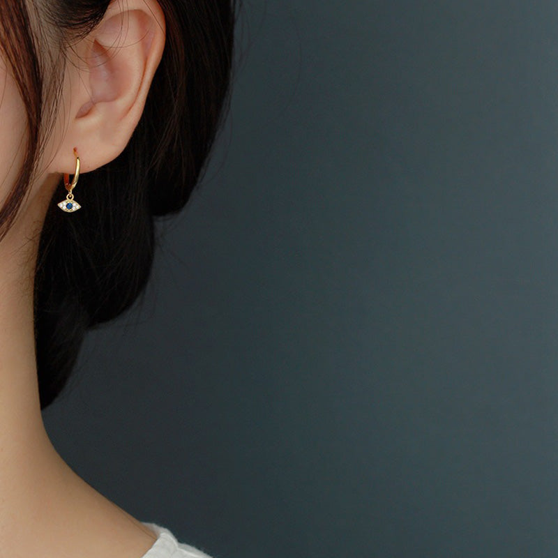 Evil Eye Ohrringe Silber getragen Schutz Segen Boho Schmuck spirituell Ohrhänger