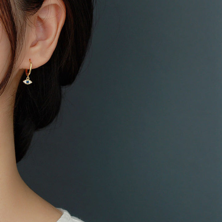 Evil Eye Ohrringe Silber getragen Schutz Segen Boho Schmuck spirituell Ohrhänger