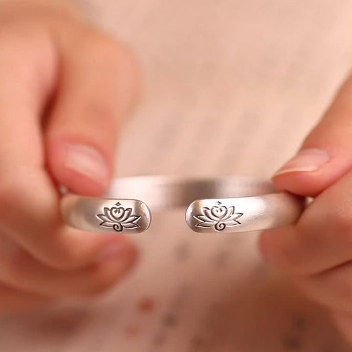 Armband Kupfer Herzsutra Glück Heilung Lotus graviert offen Handgelenk getragen