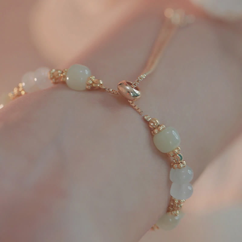 Armband Jade Schmetterling Wohlstand Energie zart am Handgelenk getragen