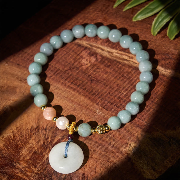 Armband Jade Friedensknoten Glück Frieden Perlen Anhänger Holz Hintergrund