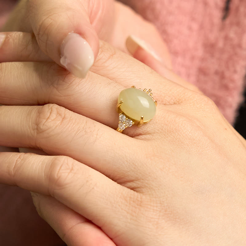 Ring Hetian Jade Ei oval Gold Fassung Glück Schutz getragen