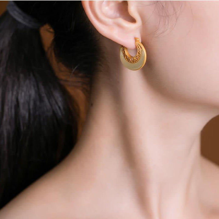 Ohrringe Jade Halbmond getragen Gold Boho Schmuck spirituell elegant