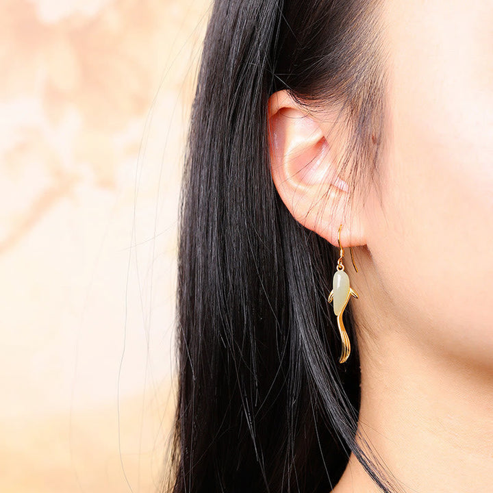 Ohrringe Jade Fisch Glück getragen Gold Boho Schmuck spirituell Ohrhänger
