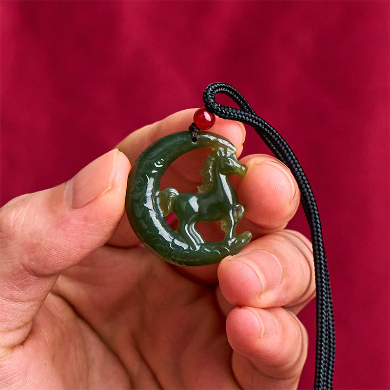 Jade Pferd Anhänger Chinesischer Zodiak Kette grüner Naturstein Glück
