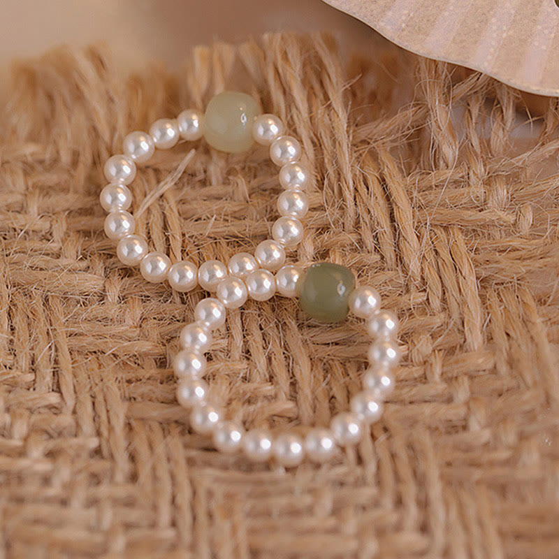 Grüner Jade Ring mit runden weißen Perlen Glück