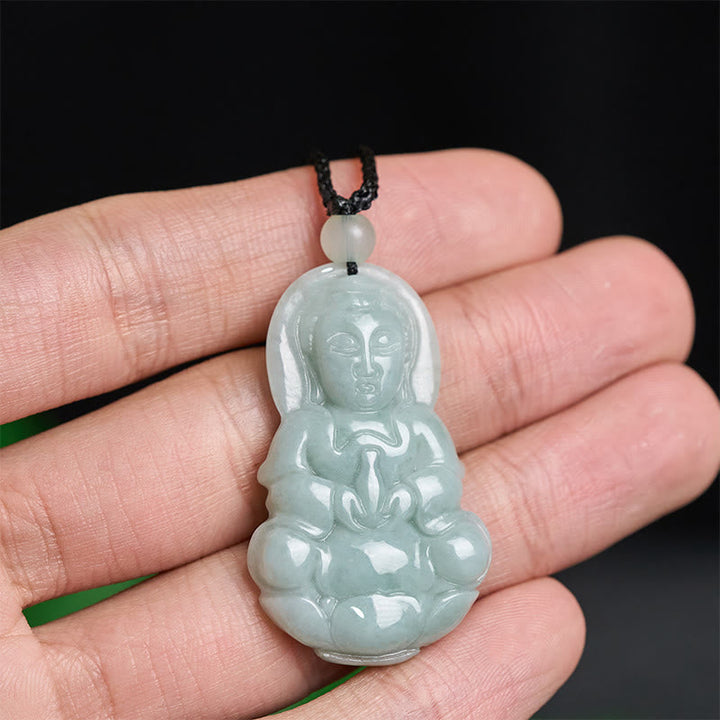 Jade Kwan Yin Anhänger Kette in Hand auf schwarzem Hintergrund