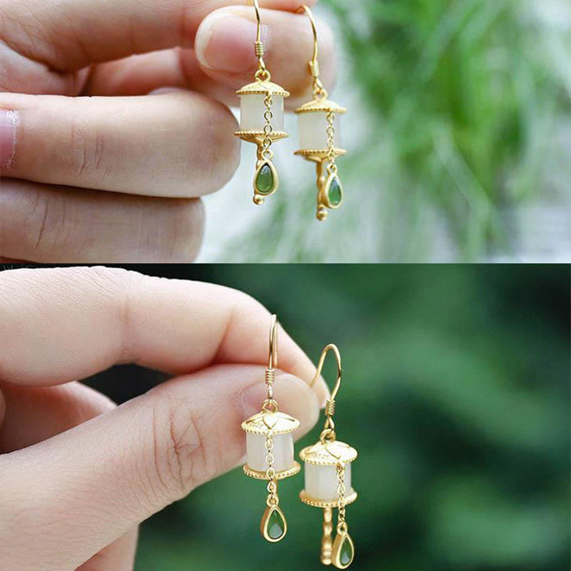 Ohrringe Jade Gebetsmühle gold getragen Boho Schmuck spirituell Ohrhänger