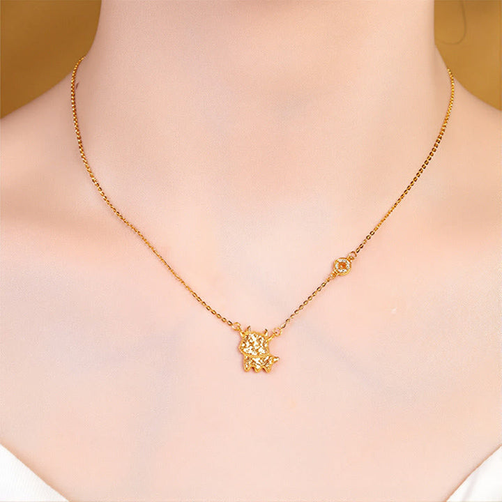 Goldene Kette mit Anhängern Zodiaktier Chinesischer Zodiak elegant am Hals getragen