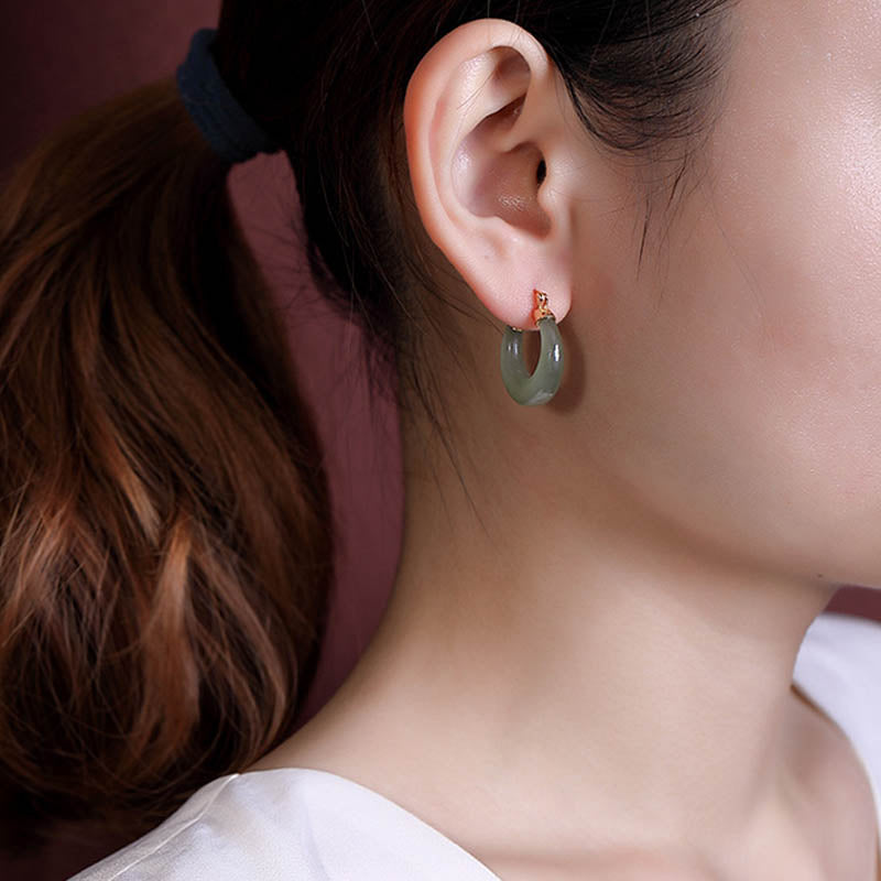 Jade Ohrringe getragen Frau Creolen grün Gold Boho Schmuck spirituell