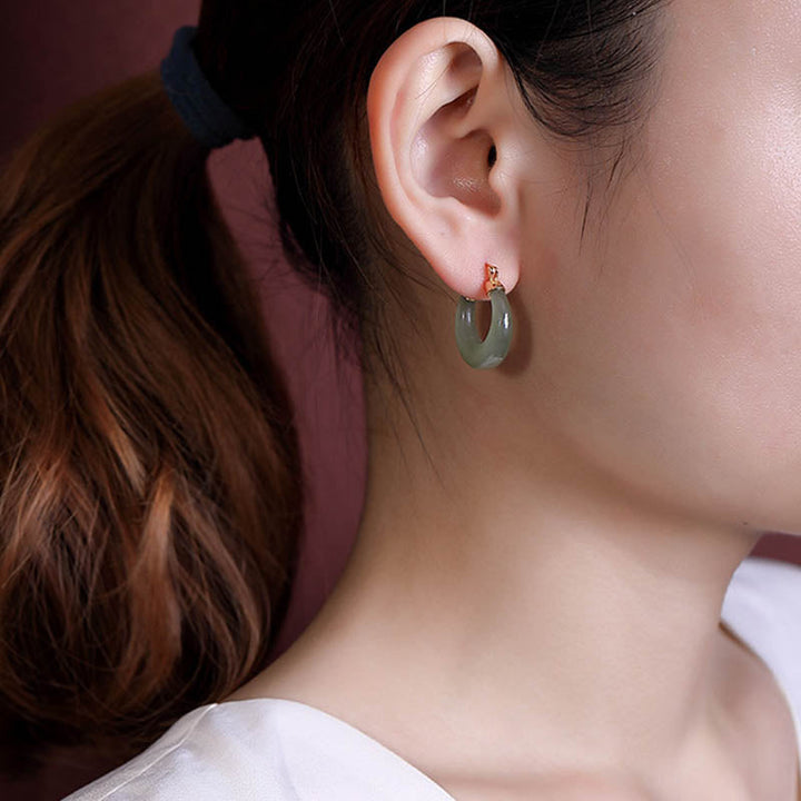 Jade Ohrringe getragen Frau Creolen grün Gold Boho Schmuck spirituell