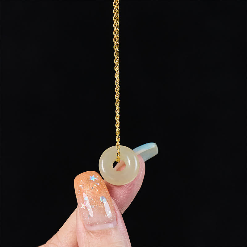 Jade Buddha Kette mit Goldkette Anhänger Naturstein getragen Frieden